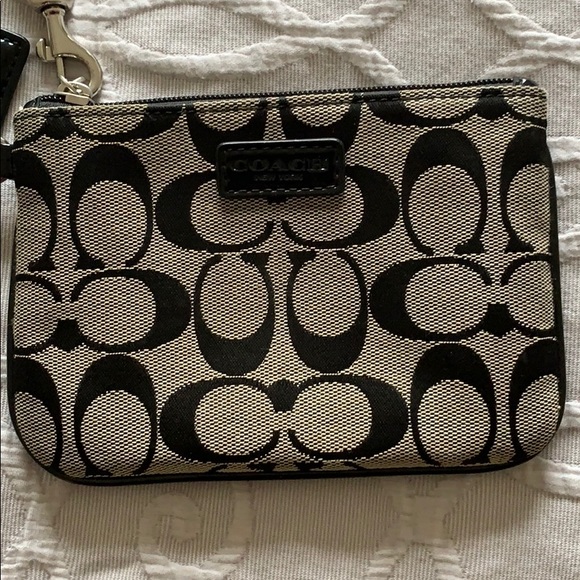 🎉 HOST PICK 🎉 Black coach wristlet - Picture 2 of 4